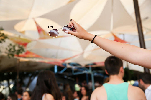 10 mejores accesorios para festivales y equipo para mejorar tu experiencia