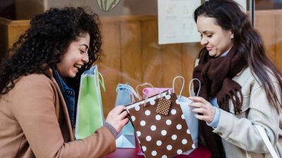 10 Smart Ways to Avoid Overspending This Holiday Season